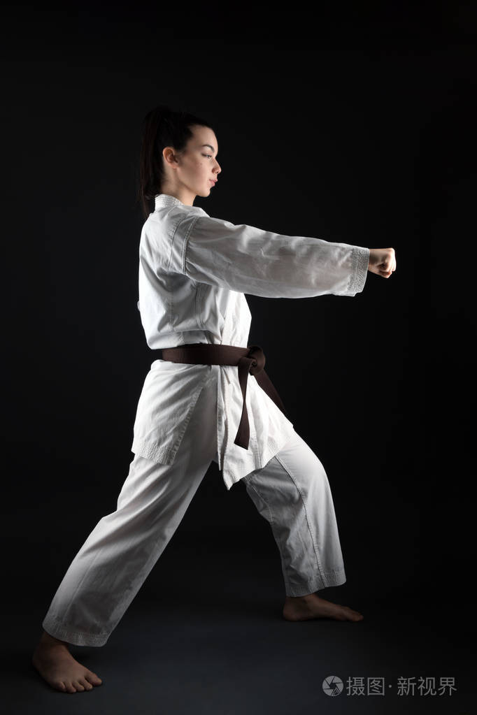 年轻女子练空手武术