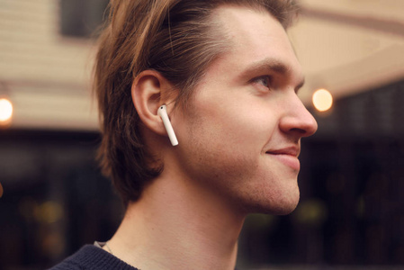 听书的人那个人在听音乐. 一个戴蓝牙耳机的人正在享受生活.照片