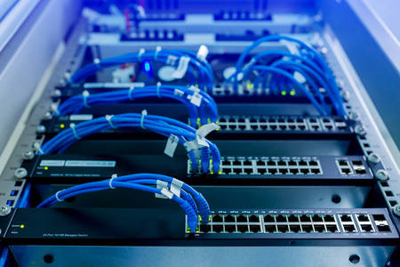 以太网电缆和网络交换集线器局域网系统通信的选择性焦点。 UTP布线和计算机网络设备