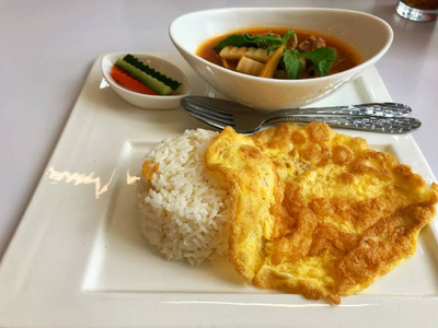 泰国传统牛肉辣红汤茉莉饭和煎蛋卷午餐