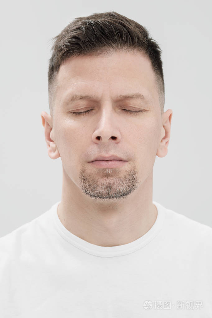 一个穿着白色衣服的留胡子的黑发男子的脸, 眼睛闭上了