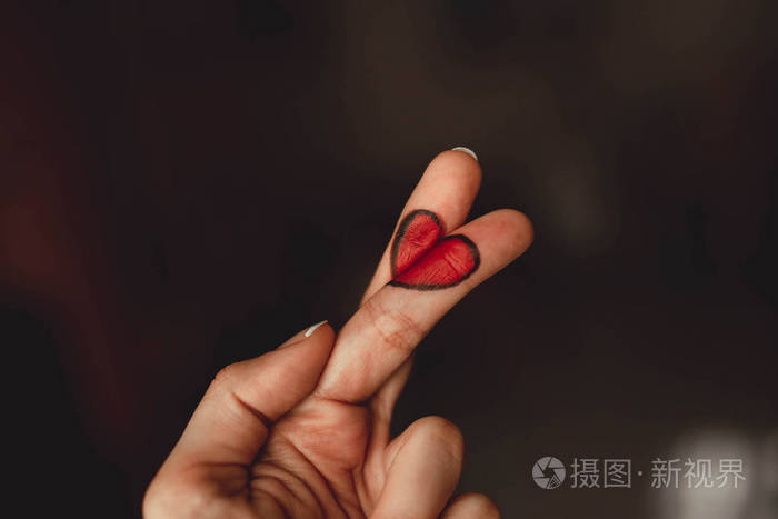 心脏被手指吸引为情人节