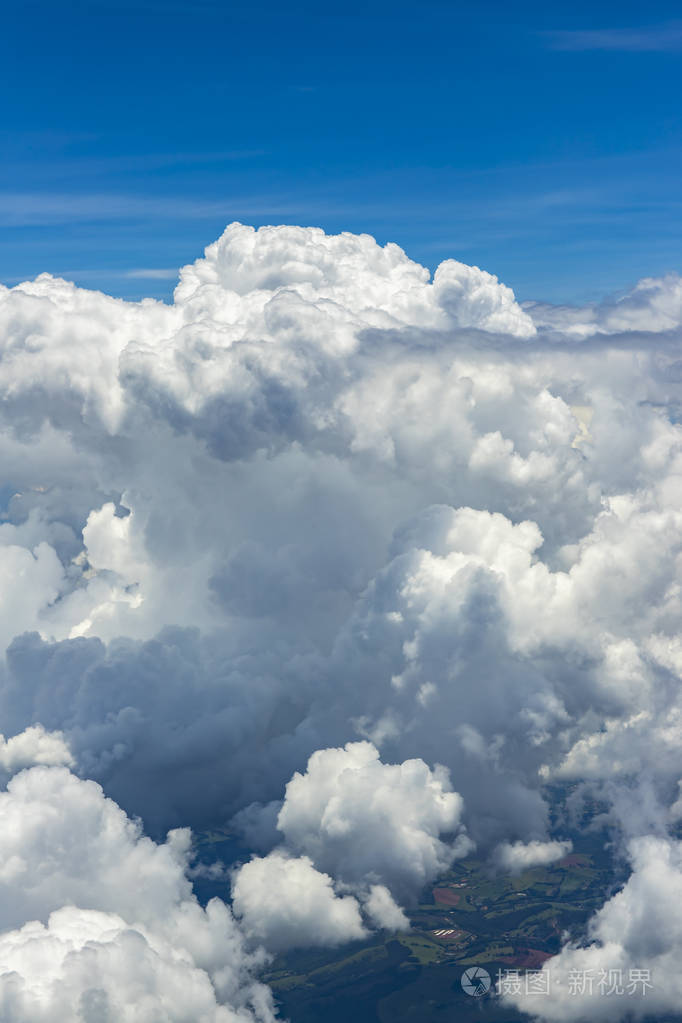 在云层之上飞行.从飞机上看到的.