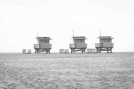 救生员塔在海滩上，在威尼斯海滩，洛杉矶，加利福尼亚。