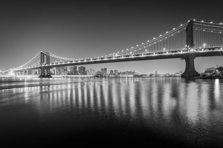 曼哈顿桥晚上，从布鲁克林大桥公园看到，在布鲁克林，纽约。