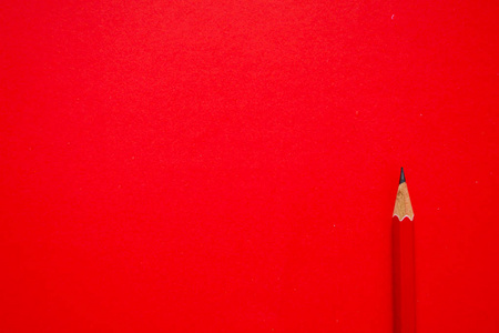 绘图的学校关闭木红色铅笔单物在空白红纸纹理复制空间学校绘图概念.