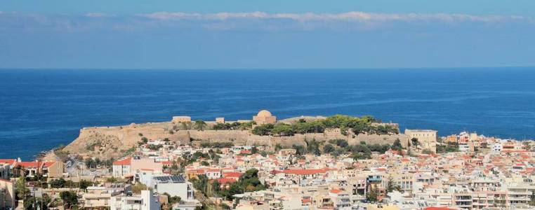 度假城市和大海的全景，明亮的颜色，高对比的地中海城市的红色屋顶