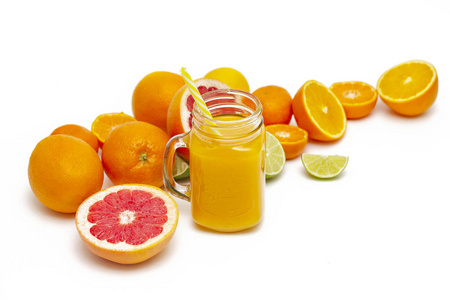 新混合的黄色和橙色水果光滑玻璃罐。 玻璃瓶杯与橙色健康平滑石灰西柚柠檬橘子。 选择性聚焦。 复制空间。 素食概念。