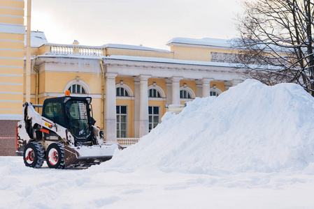 除雪车除雪. 俄罗斯圣彼得堡冬季大雪过后,拖拉机清路照片
