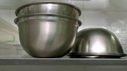 厨房的不锈钢碗关闭。 空的炊具。 食品烹饪设备。
