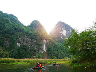 这艘船在越南的哈龙伯克与高山一起沿水道划行