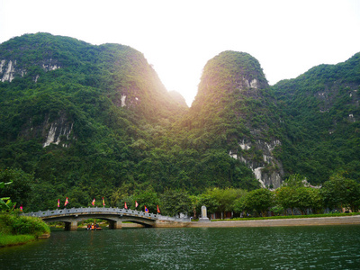 这艘船在越南的哈龙伯克与高山一起沿水道划行