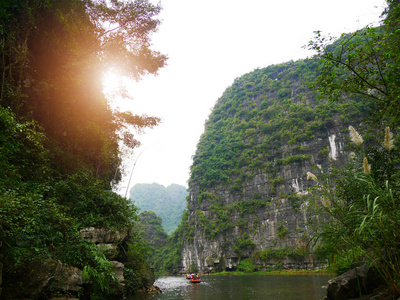 这艘船在越南的哈龙伯克与高山一起沿水道划行