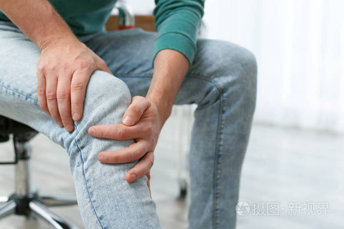 男子腿部疼痛在室内特写
