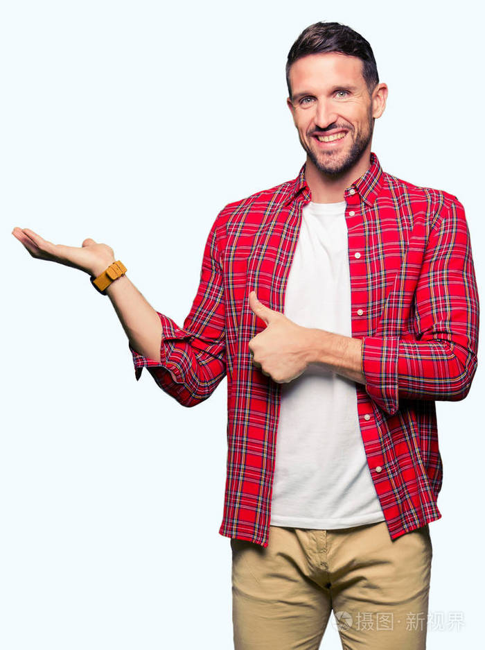 帅哥穿着休闲衬衫伸出手掌用拇指做个好手势微笑快乐快乐