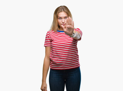 年轻的白种人女人在孤立的背景下做停止用手掌唱歌。 警告表情，脸上有负面和严肃的手势。