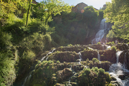 奥班贾德尔卡斯蒂略美丽的伯戈斯村，西班牙，由一个瀑布交叉，周围是一系列具有奇怪形状的岩溶岩石。