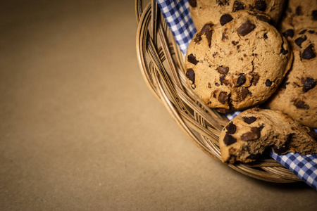 巧克力脆片饼干放在木篮里。 食品摄影主题复古或复古色彩风格。 文本空间。