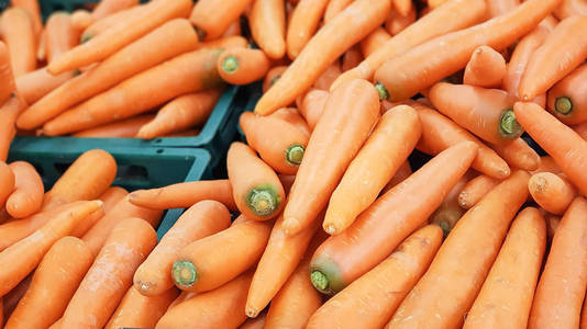 胡萝卜在市场市场上出售，泰国市场上有蔬菜