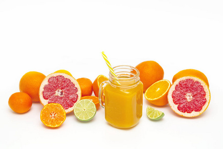 新混合的黄色和橙色水果光滑玻璃罐。 玻璃瓶杯与橙色健康平滑石灰西柚柠檬橘子。 选择性聚焦。 复制空间。 素食概念。