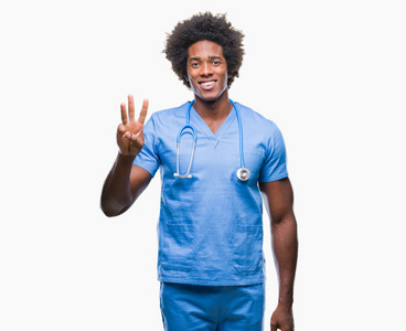 美国外科医生，男子，在孤立的背景上，显示和指着第三个手指，同时微笑，自信和快乐。
