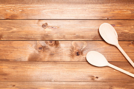 棕色桌子上的木制厨房勺子