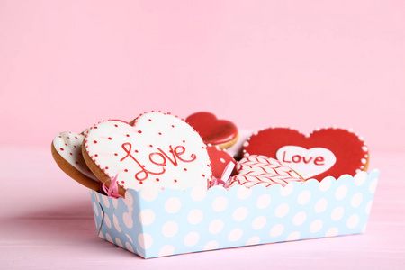 情人节心形饼干放在粉红色背景的盒子里