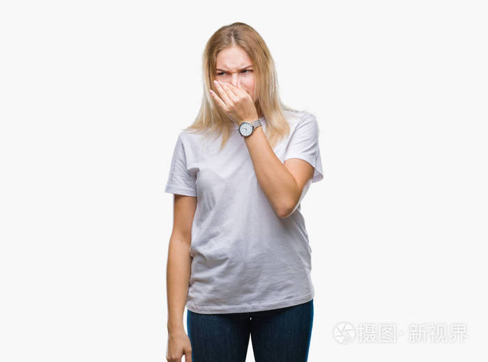 屏住呼吸,手指在鼻子上