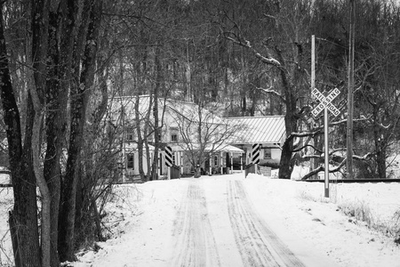 在马里兰州卡罗尔县的一个农村地区，沿着一条覆盖着雪的乡村道路的桥梁和铁路交叉。