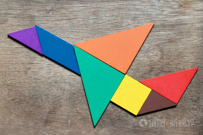 彩色缠结拼图飞行飞机形状木背景