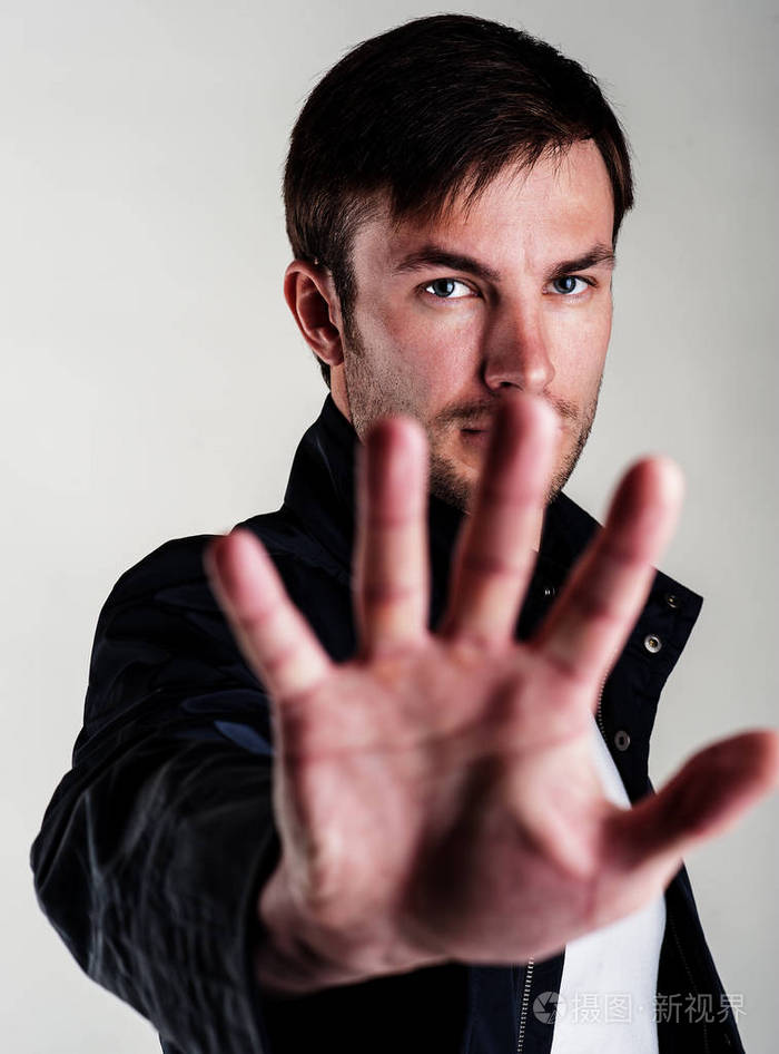 严肃的人做了一个警告的手势