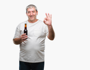 帅哥老人隔着孤立的背景喝啤酒用手指做ok标志，优秀标志