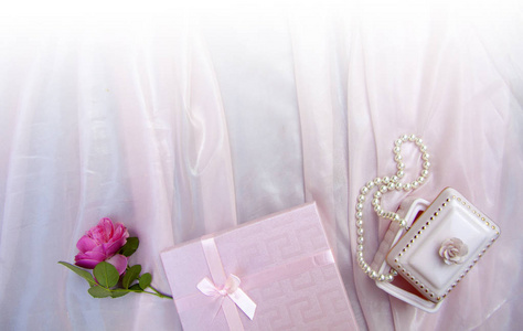 粉红色的背景与礼品盒和珍珠珠和玫瑰, 母亲节, 爱的象征