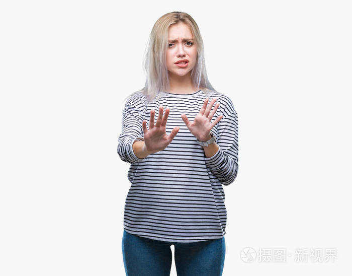 年轻的金发女人在孤立的背景下厌恶的表情,不高兴和恐惧的做厌恶的脸