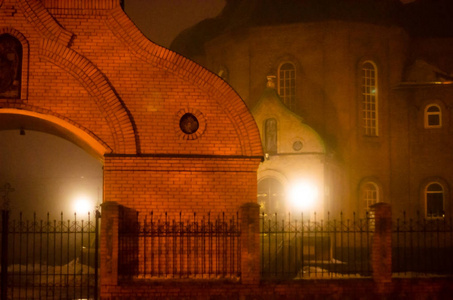 特诺夫斯基东正教教堂的碎片在晚上。