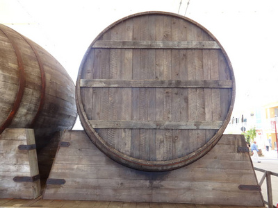 巨大的木制酒桶