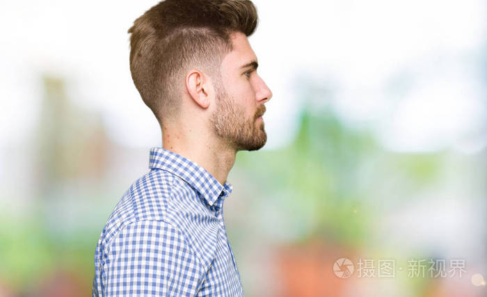 年轻英俊的巴斯辛斯男人看着侧面放松的轮廓姿势自然的脸自信的微笑