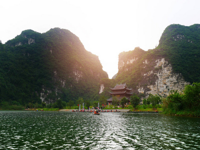 这艘船在越南的哈龙伯克与高山一起沿水道划行