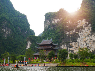 这艘船在越南的哈龙伯克与高山一起沿水道划行