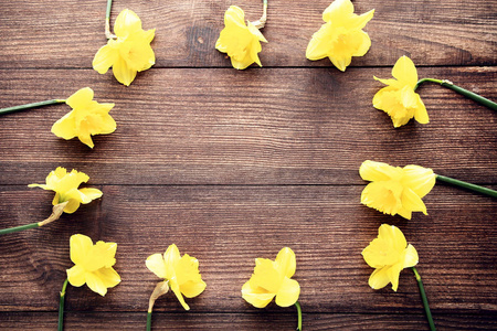 棕色木桌上的黄色水仙花