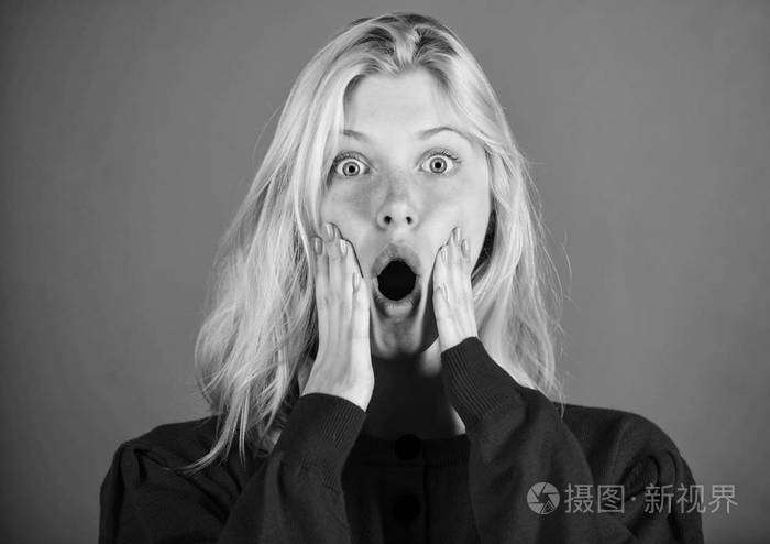令人震惊的新闻概念.女孩被惊讶压得喘不过气来.
