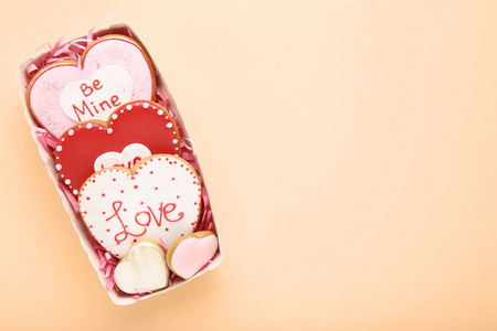 情人节心形饼干装在米色背景的盒子里