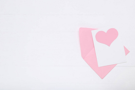 白色背景带信封的粉色纸心