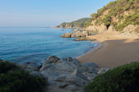 西班牙布拉瓦海岸 lloret de mara 的海滩景观