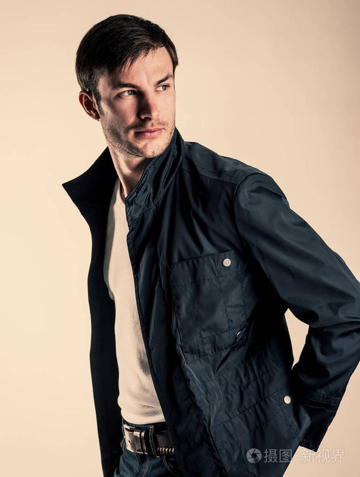 穿现代服装的英俊男子