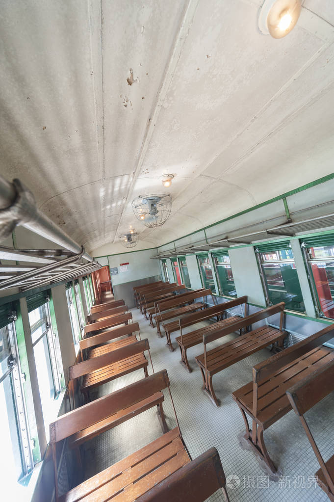 一间空的陈旧火车车厢的内部