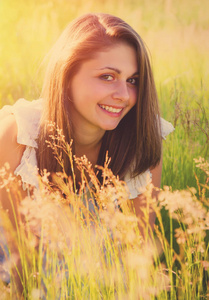 夏日草地上一个漂亮女孩的画像