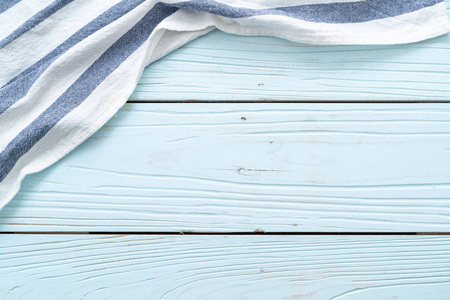 厨房布餐巾纸，蓝色木制背景，复印空间
