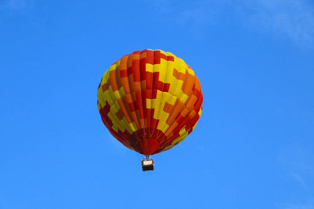 五颜六色的热气球对着蓝天。热气球在白云中飞行。在热气球上飞行很漂亮。