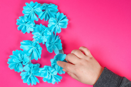 迪伊八做纸板装饰人造花做蓝色纸巾餐巾粉底..礼品创意，装饰国际妇女节，3月8日..一步一步。上景。加工儿童工艺。